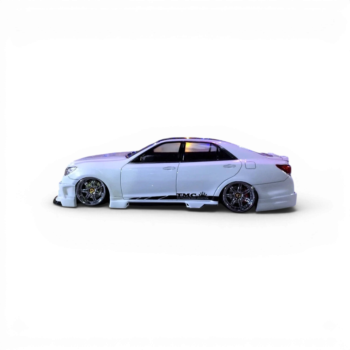 Modèle de carrosserie Toyota 21Crown Tetsujin, finition détaillée, visible avec des éléments extérieurs du véhicule.