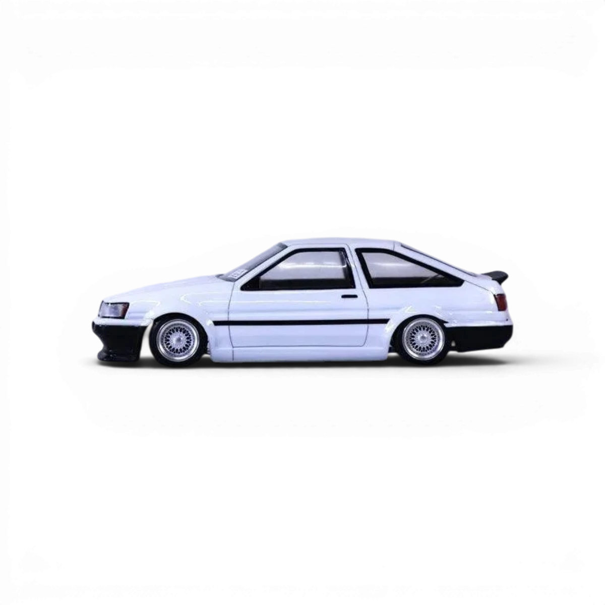 Modèle de voiture Toyota AE86 Levin 3 portes de Pandora RC, carrosserie pour voiture télécommandée, vue de côté.