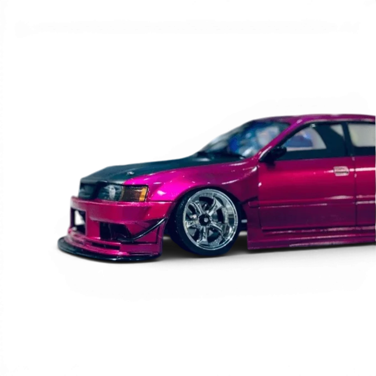 Carrosserie Toyota Chaser JZX100 Kazama Auto de la marque Addiction RC Design, vue de face avec détails de la carrosserie.