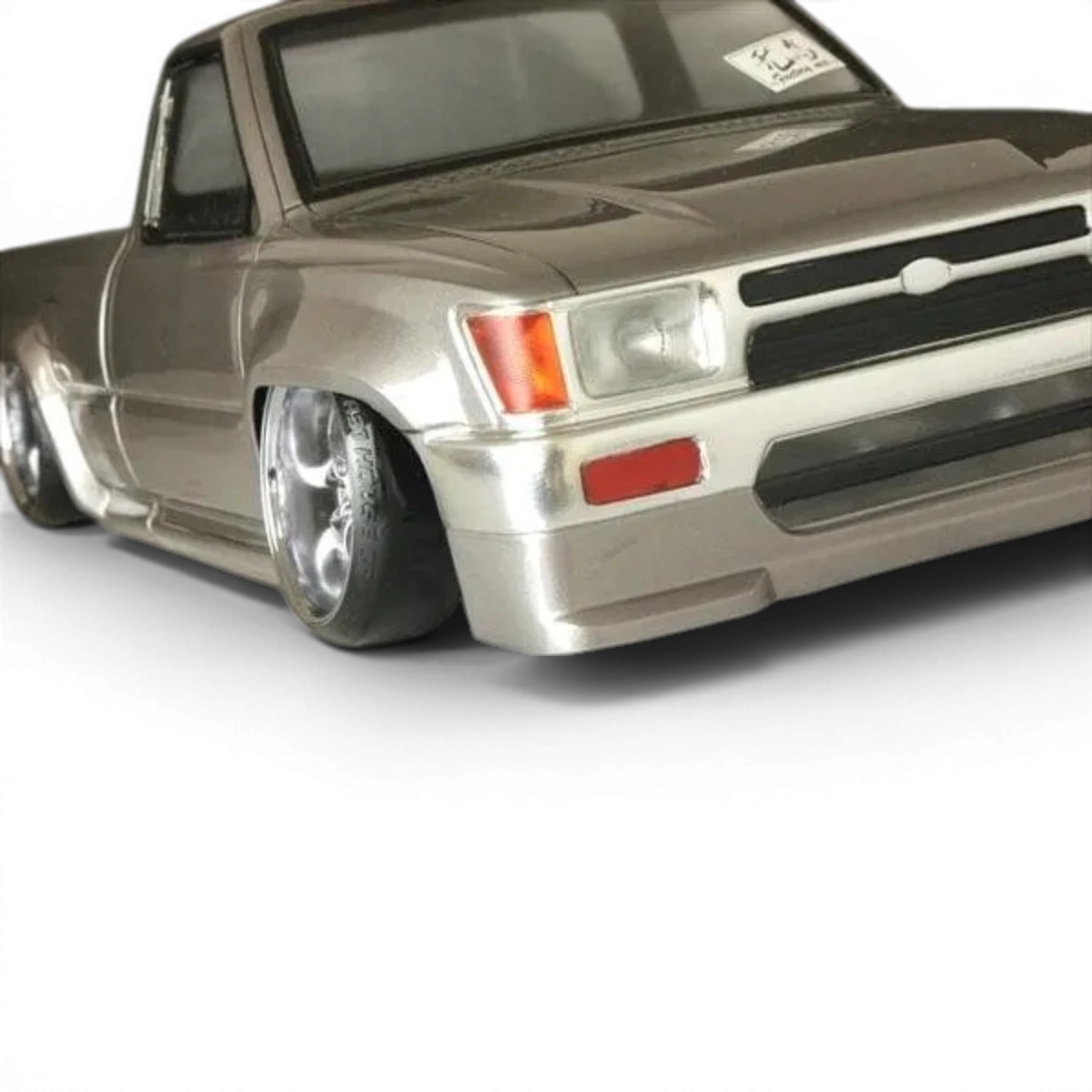 Carrosserie Toyota Hilux RN80 Pandora RC, détail réaliste et finition précise, vue en gros plan sur la carrosserie de voiture RC.