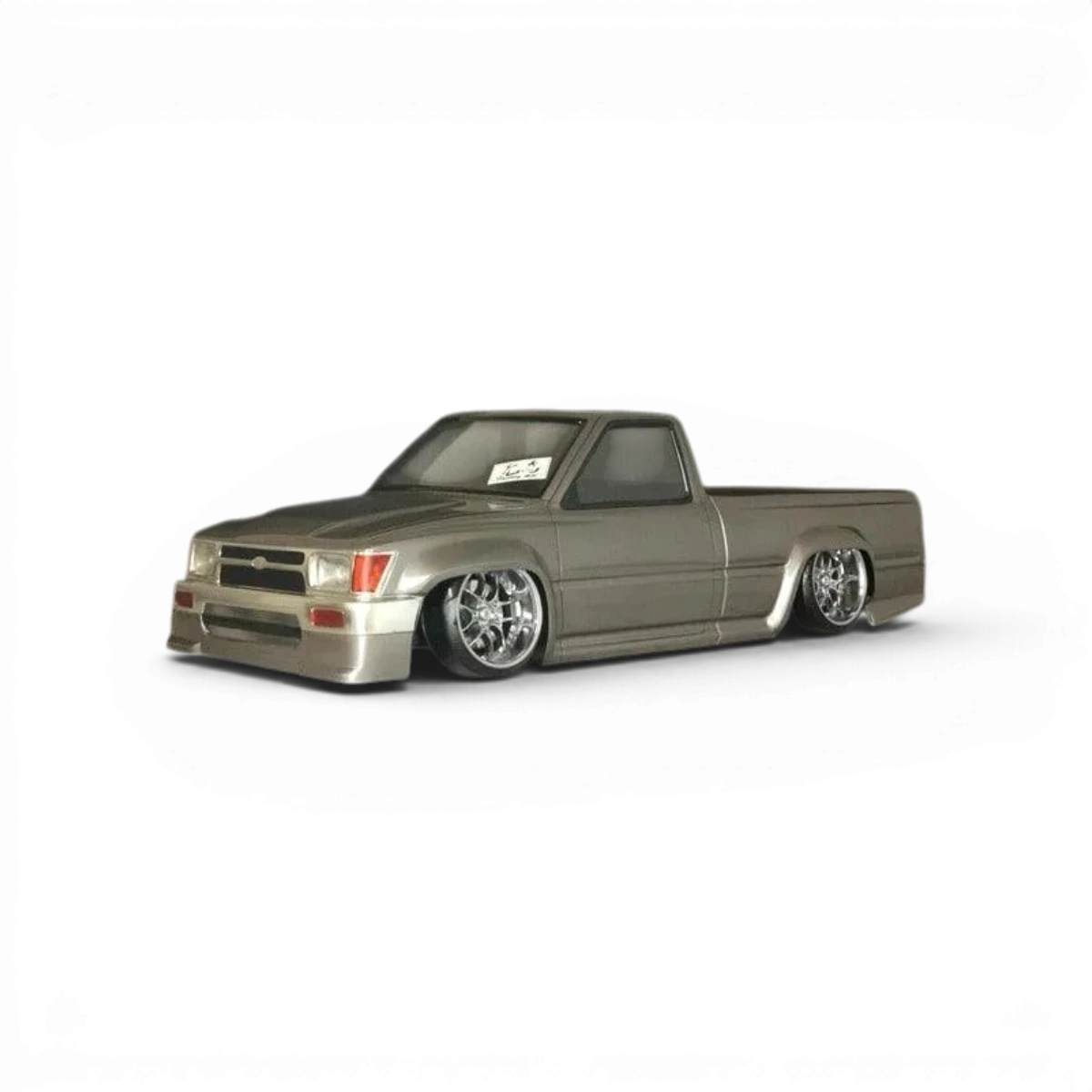 Carrosserie pour Toyota Hilux RN80 de Pandora RC, modèle driftparadiz, en plastique avec détails réalistes.