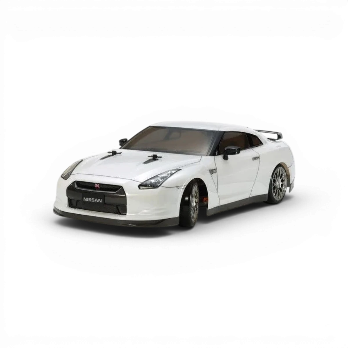Kit de voiture Tamiya TT-02D Nissan GT-R Drift Spec, modèle réduit pour la conduite de drift, vue de l'ensemble de la voiture.