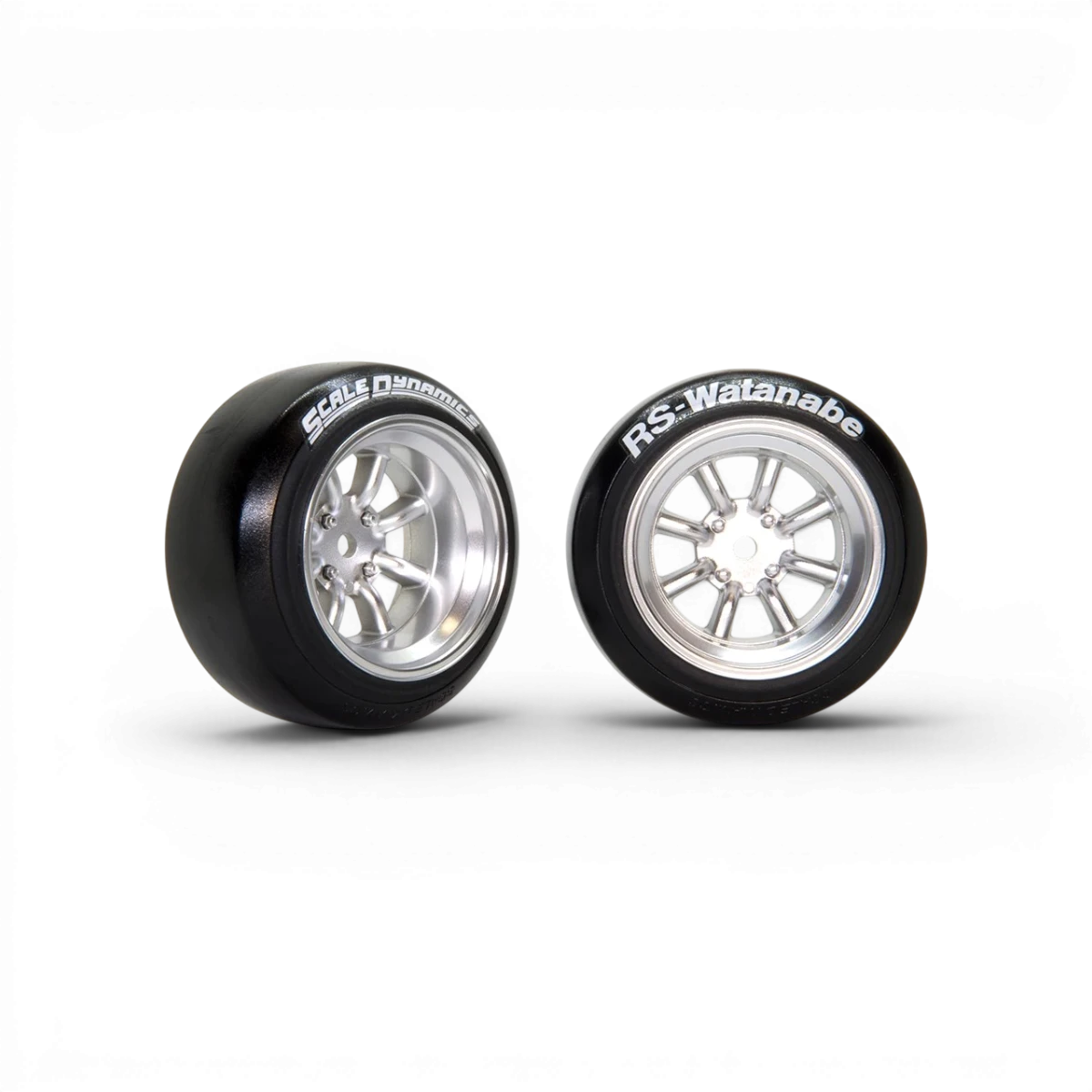 Jantes V16D RS Watanabe en aluminium gris avec décalage de 9 mm, montées sur une voiture, par Scale Dynamics.