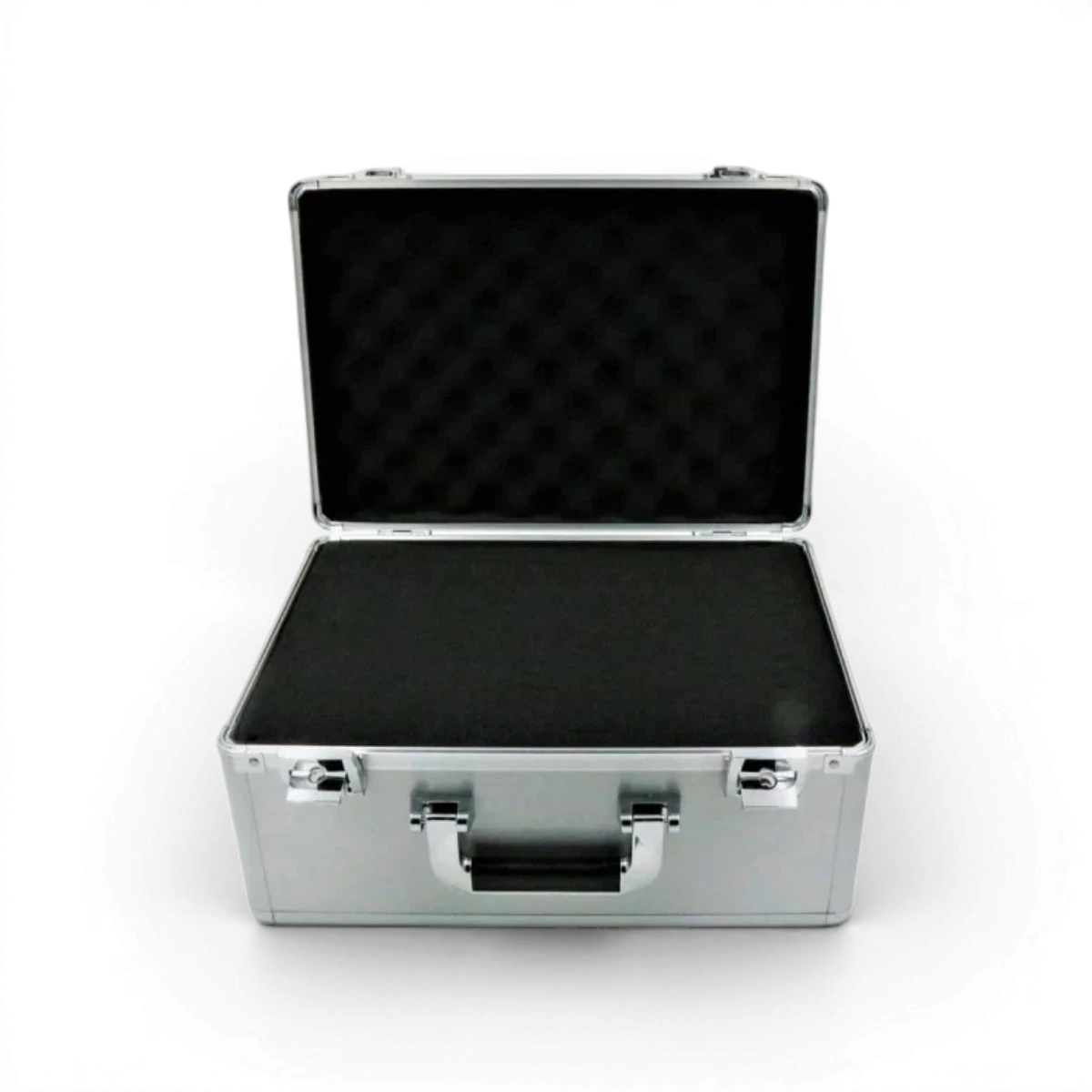 Valise en aluminium argenté Futaba, accessoire de voyage robuste et léger, avec poignées et verrouillage sécurisé visible sur l'image.