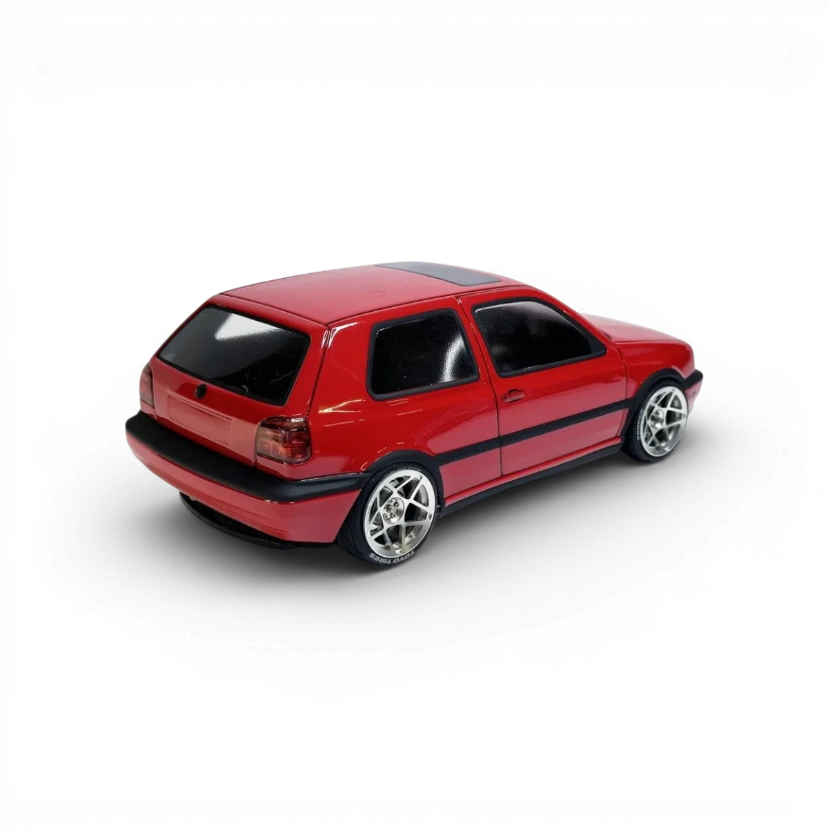 Carrosserie Volkswagen Golf 3 pour voiture RC Aplastics RC, finition détaillée et design réaliste, vue de face.