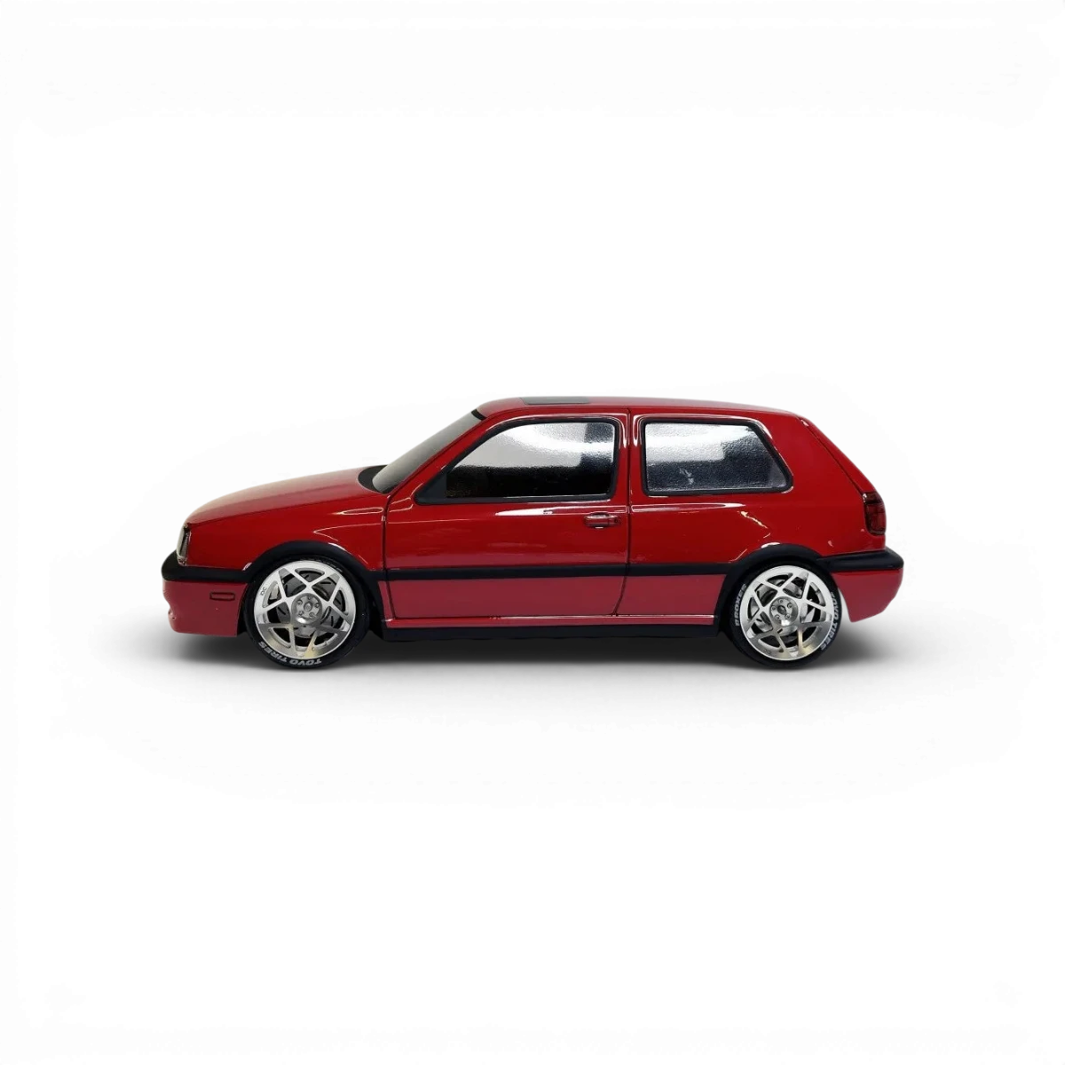 Carrosserie pour Volkswagen Golf 3, marque Aplastics RC, vue de face avec détails de la carrosserie pour modèle RC.