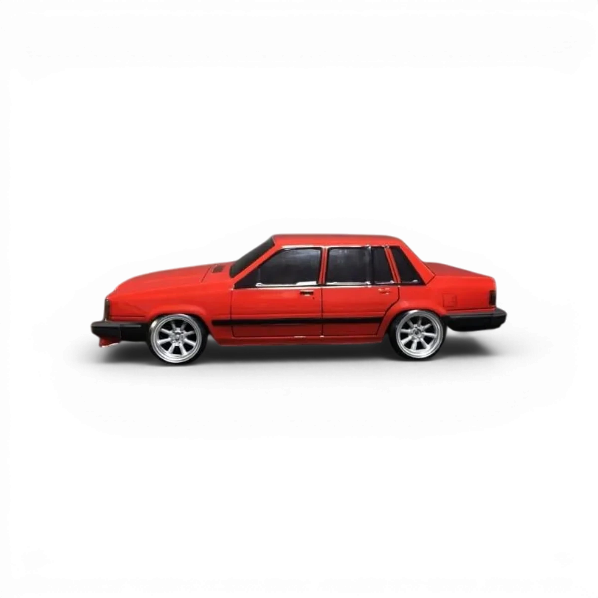Voiture Volvo 740 en carrosserie RC Aplastics RC, modèle de drift avec détails réalistes et finition précise.