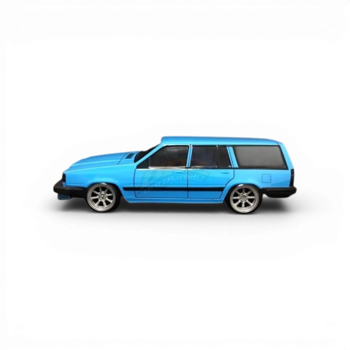 Carrosserie Volvo 745 Aplastics RC pour modèle de voiture, design détaillé et réaliste pour voitures de drift et modélisme.