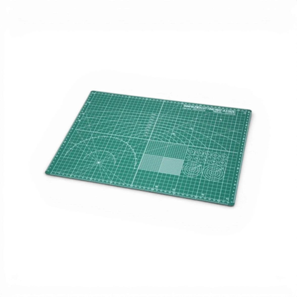 Plaque de découpe Tamiya au format A3 pour accessoires de modélisme, surface lisse et résistante pour découpe précise.