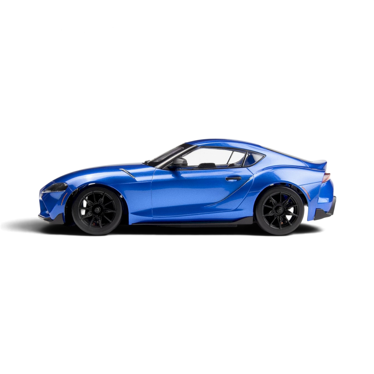 RC drift-auto DriftParadiZ Stage-D24 Toyota GR Supra 2024 metallic blauw op schaal 1/24, zijaanzicht