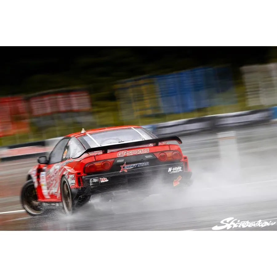 Détails de la customisation GP Sports 180SX Takahiro Mori D1 par PS-Taka, images du véhicule modifié en action.