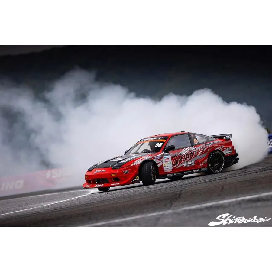 Détails de la personnalisation du 180SX GP Sports 2023 avec Takahiro Mori D1, par PS-Taka, vue de l'avant du véhicule.