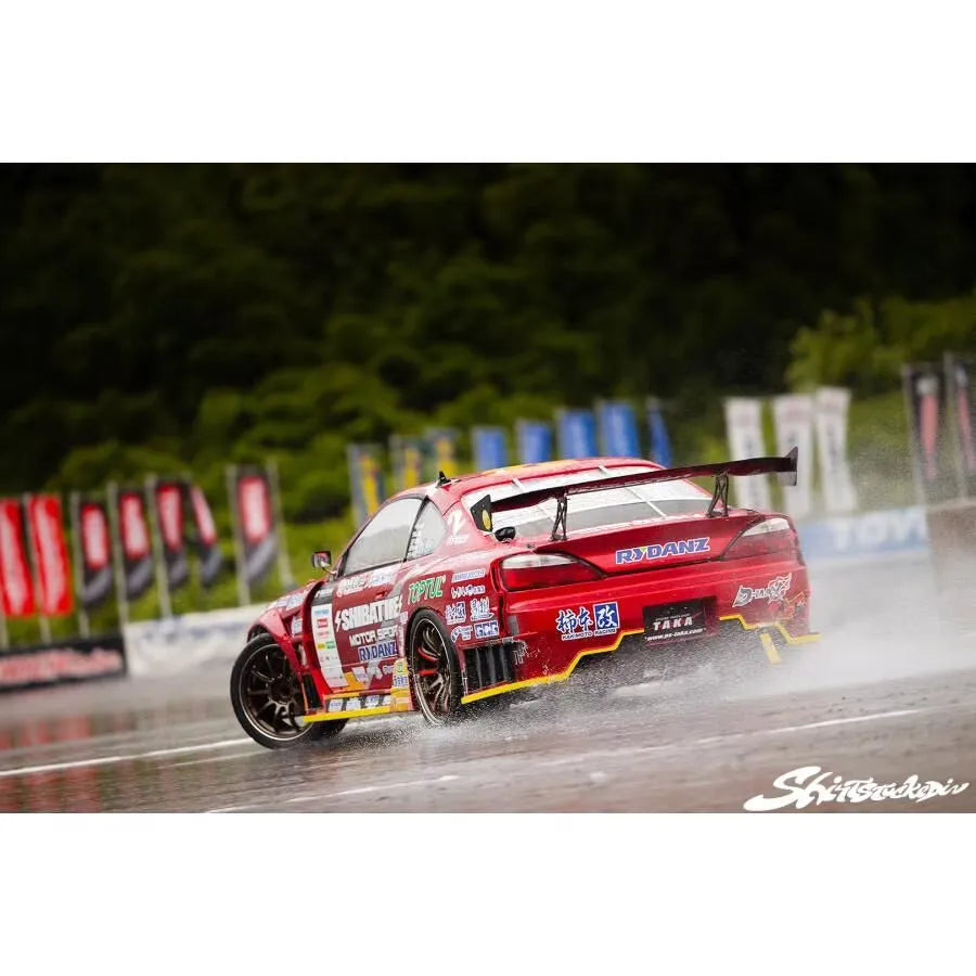 Jante semi-tanaka pour Nissan Silvia S15, customisation D1 SHIBATIRE, marque PS-Taka, vue de face sur la voiture.