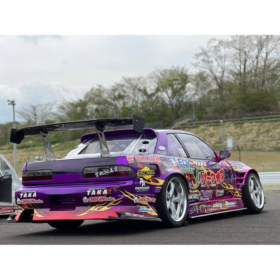 Voiture de drift Nissan Silvia S13 de Ryu Nakamura D1GP, customisation TAKA Japan, vue de face avec détails du design.