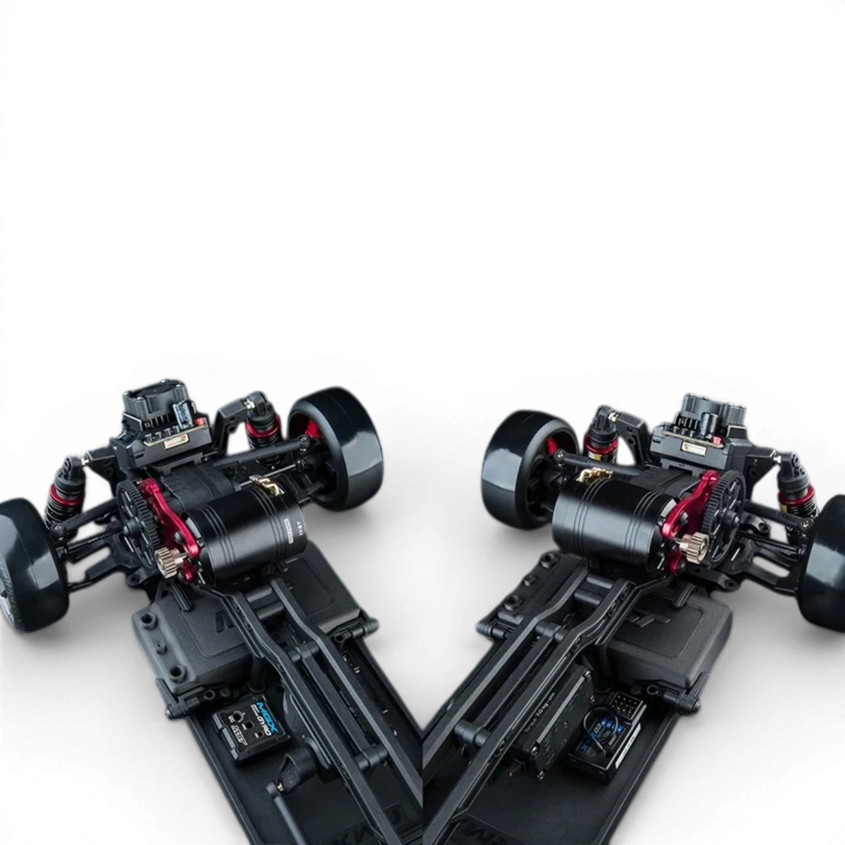Châssis RC Drift Max Speed Technology RMX 4 Classic Kit, vue rapprochée montrant la structure en plastique noir avec pneus en caoutchouc