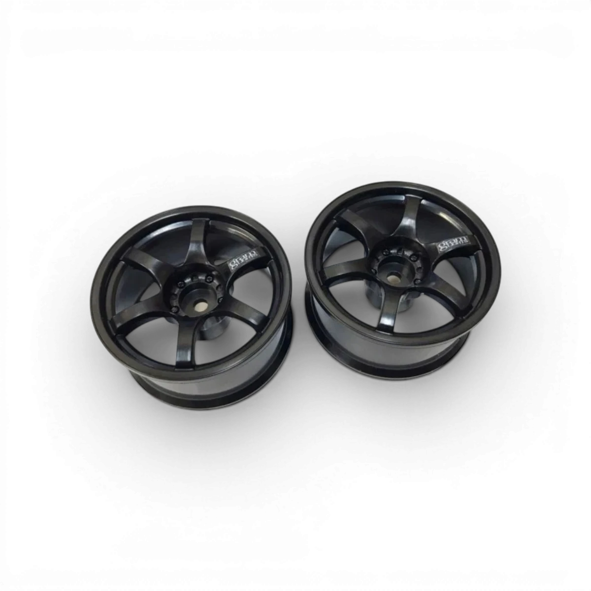 Jantes Gram LIGHTS 57D +6 noires de style racing, montées sur un véhicule, par Custom Lab's, en image de profil.