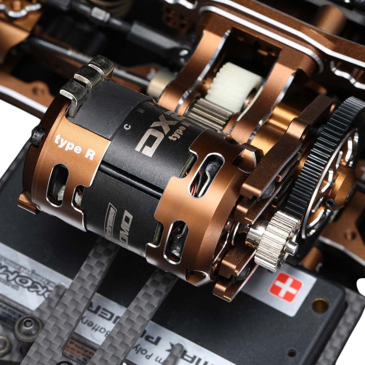 Moteur brushless 13.5T Racing Performer DX2 Type-R de Team Yokomo, vue en gros plan montrant ses composants électroniques.