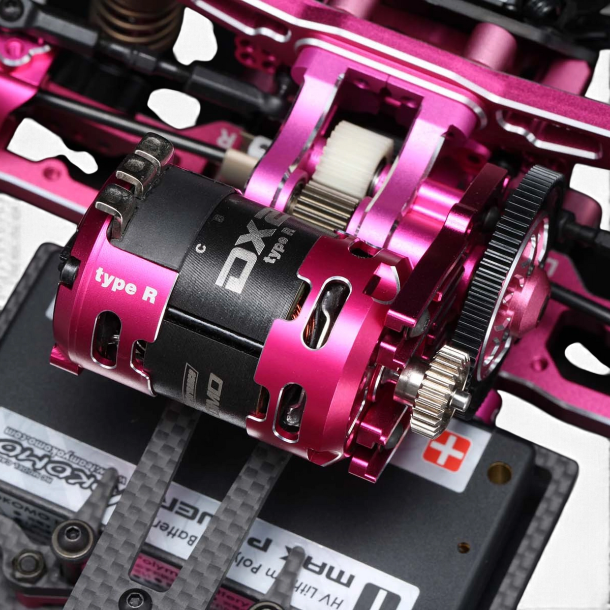 Moteur brushless Racing Performer DX2 Type-R 11.5T de Team Yokomo, vue en gros plan avec détails du rotor et des câbles électroniques