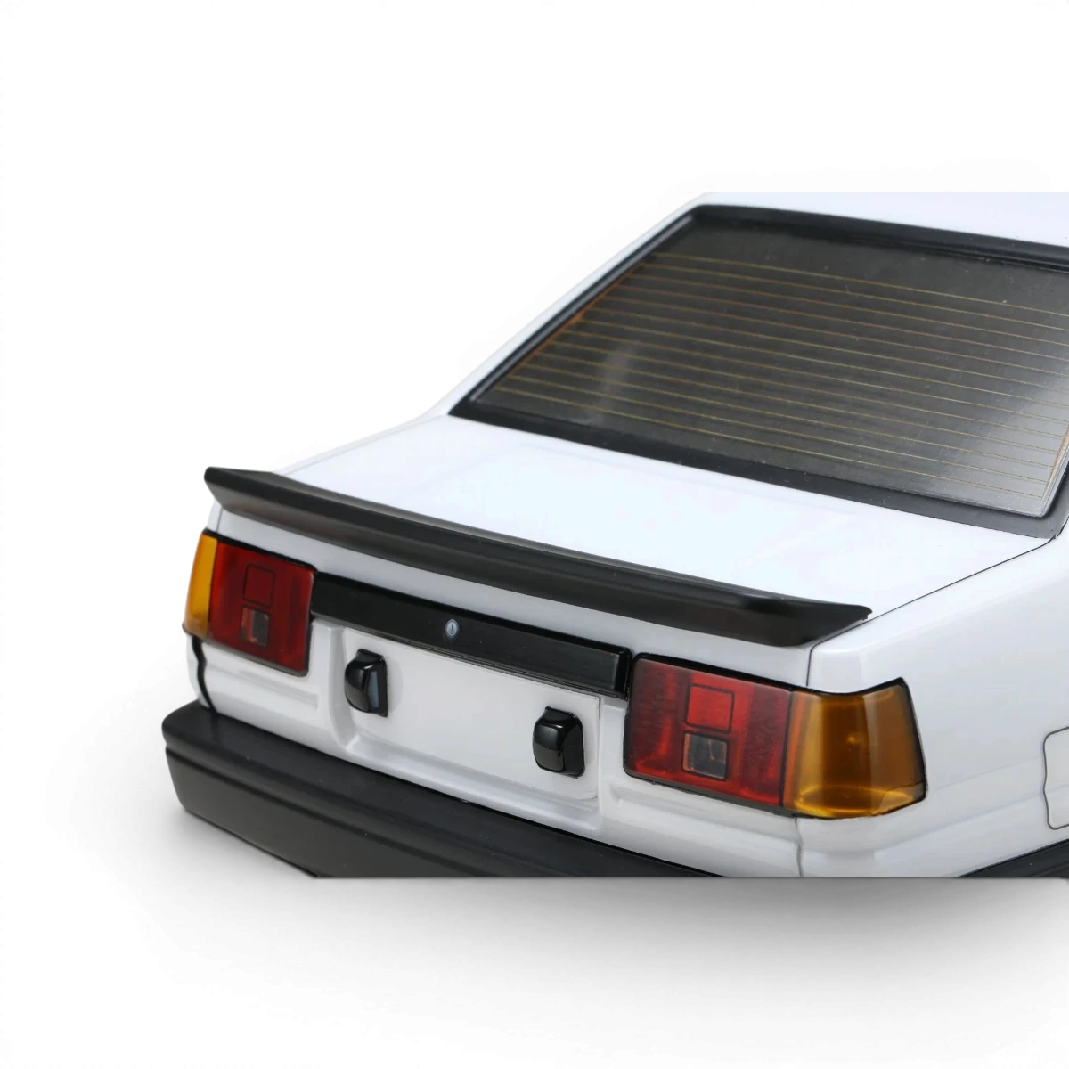 Carrosserie Toyota Corolla AE86 Levin 2 portes de Team Yokomo, vue de face avec détails de la peinture et des lignes du véhicule.
