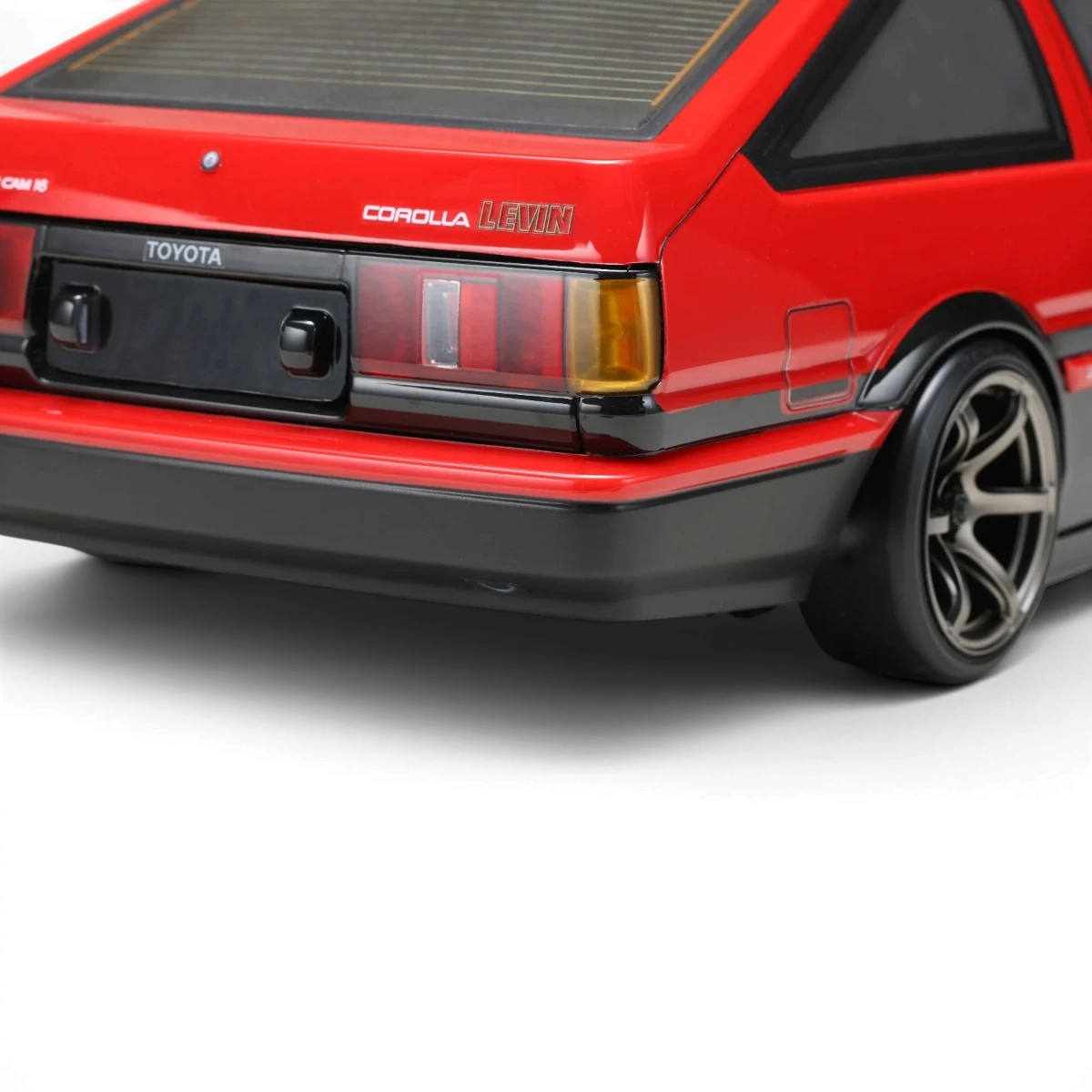 Carrosserie Toyota AE86 Levin L3 de Team Yokomo, vue détaillée avec peinture blanche et détails de finition.