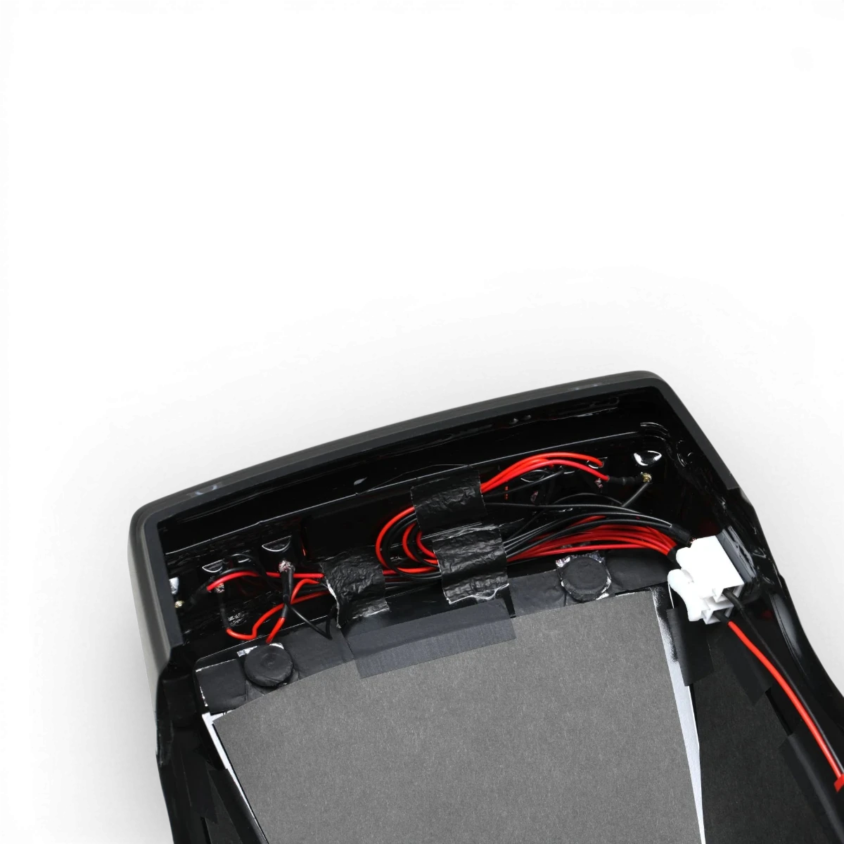 Kit LED personnalisé pour Toyota AE86 Levin 3 portes, par Team Yokomo, comprenant des lumières LED pour la customisation.