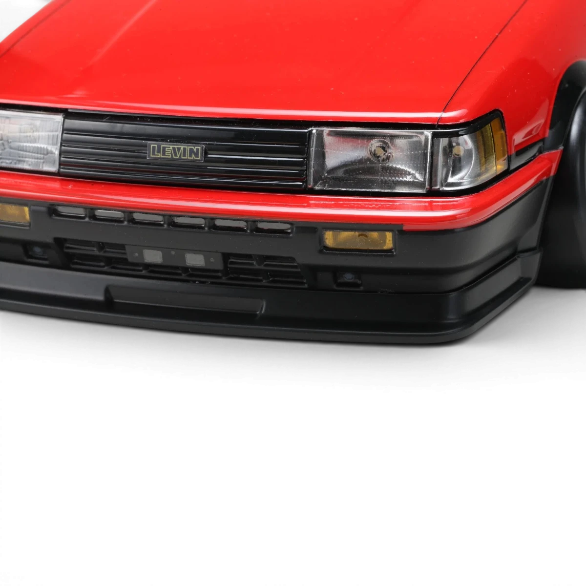 Kit de carrosserie pour Toyota Corolla AE86 Levin 3 portes, édition Team Yokomo, vue de face avec détails du modèle.