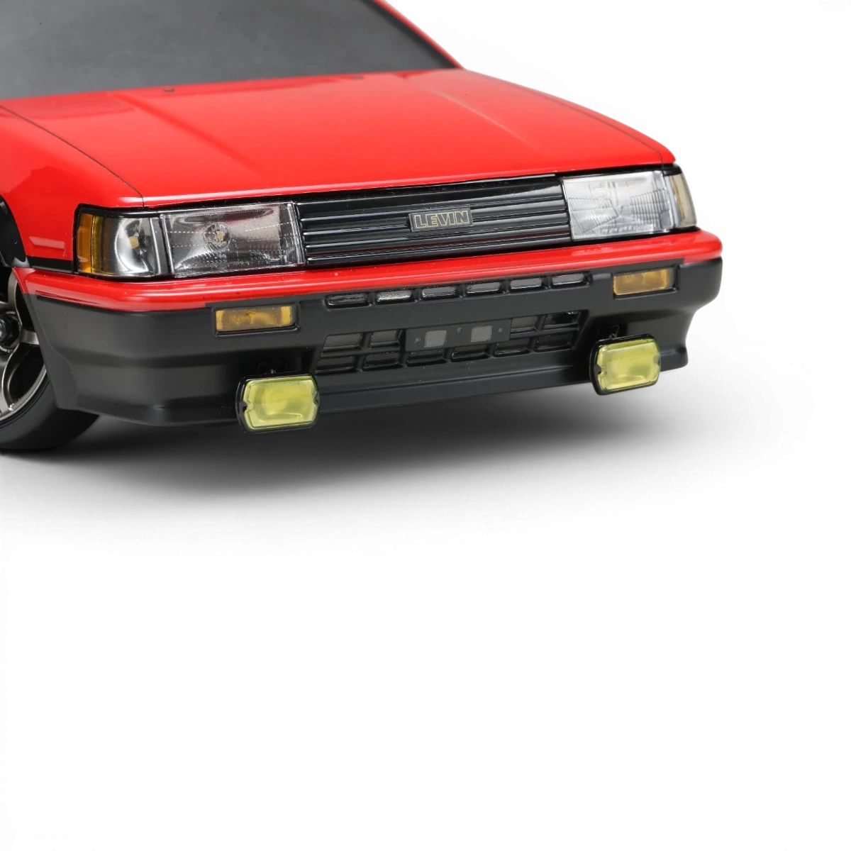Kit de carrosserie pour Toyota Corolla AE86 Levin 3 portes de Team Yokomo, véhicule de modélisme, vue de la carrosserie complète.