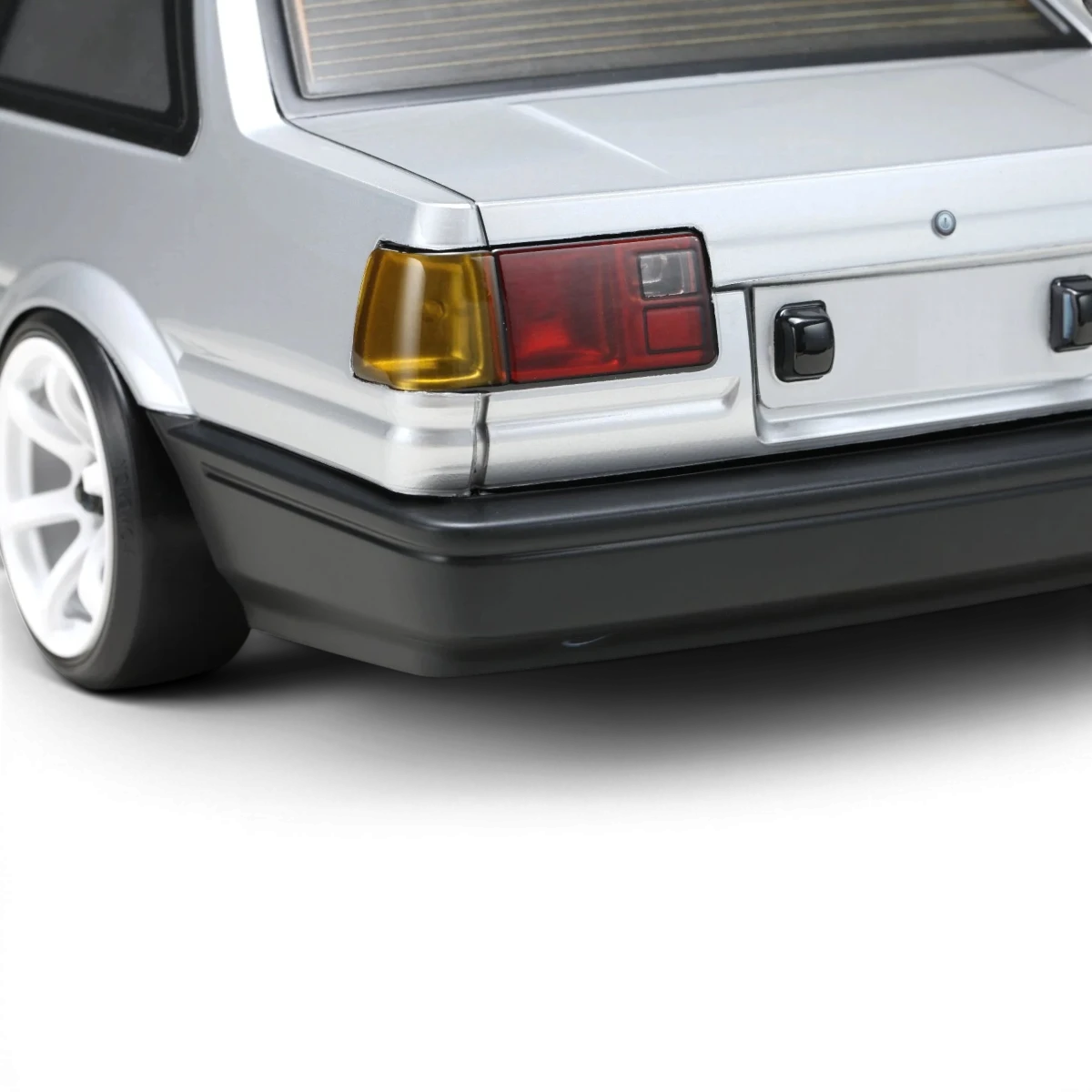 Carrosserie Toyota AE86 Trueno T2 pour voiture RC, modèle de la marque Team Yokomo, vue de face avec détails de la carrosserie.