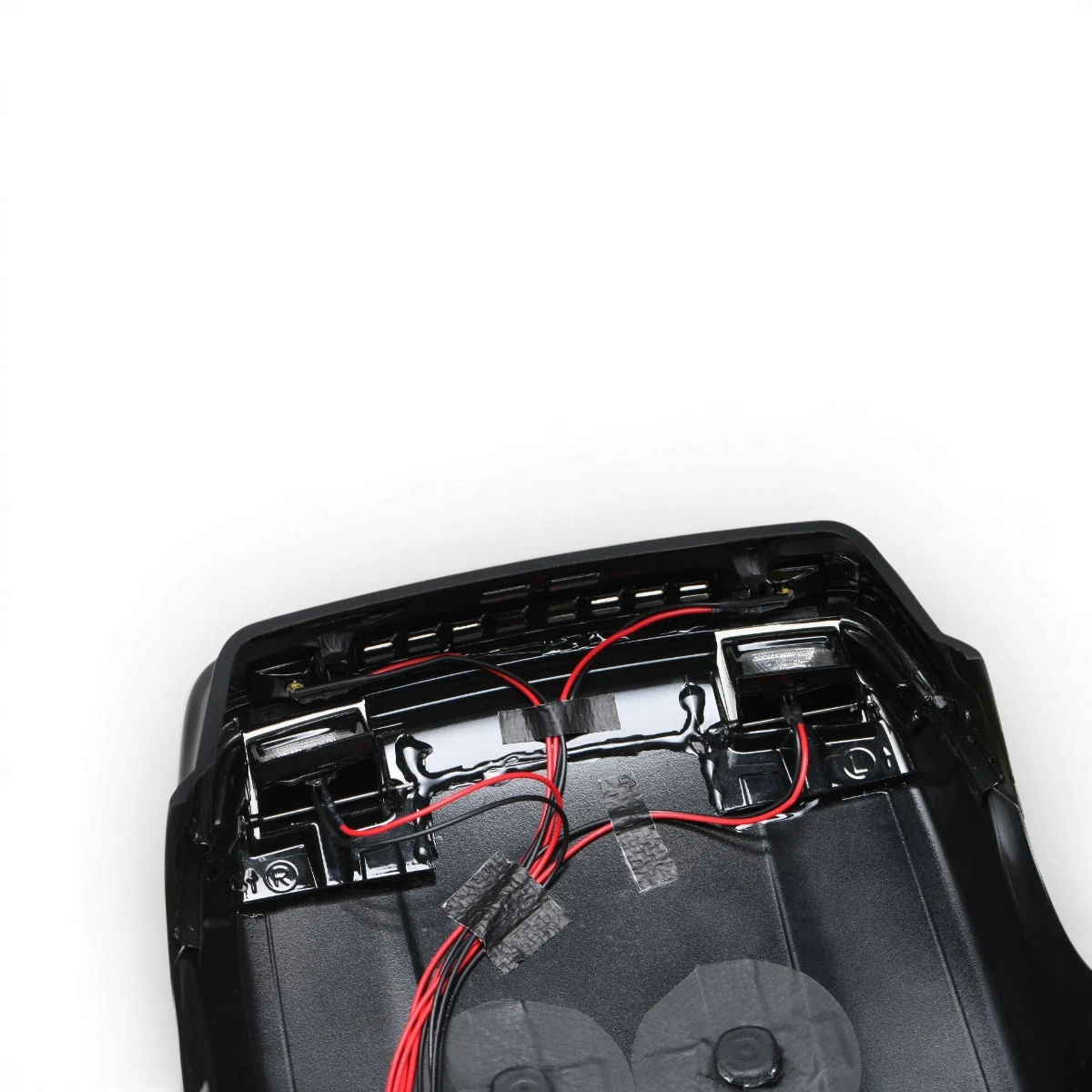 Kit LED pour Toyota AE86 Trueno 2 portes, personnalisé par Team Yokomo, avec lumières LED visibles sur la voiture.