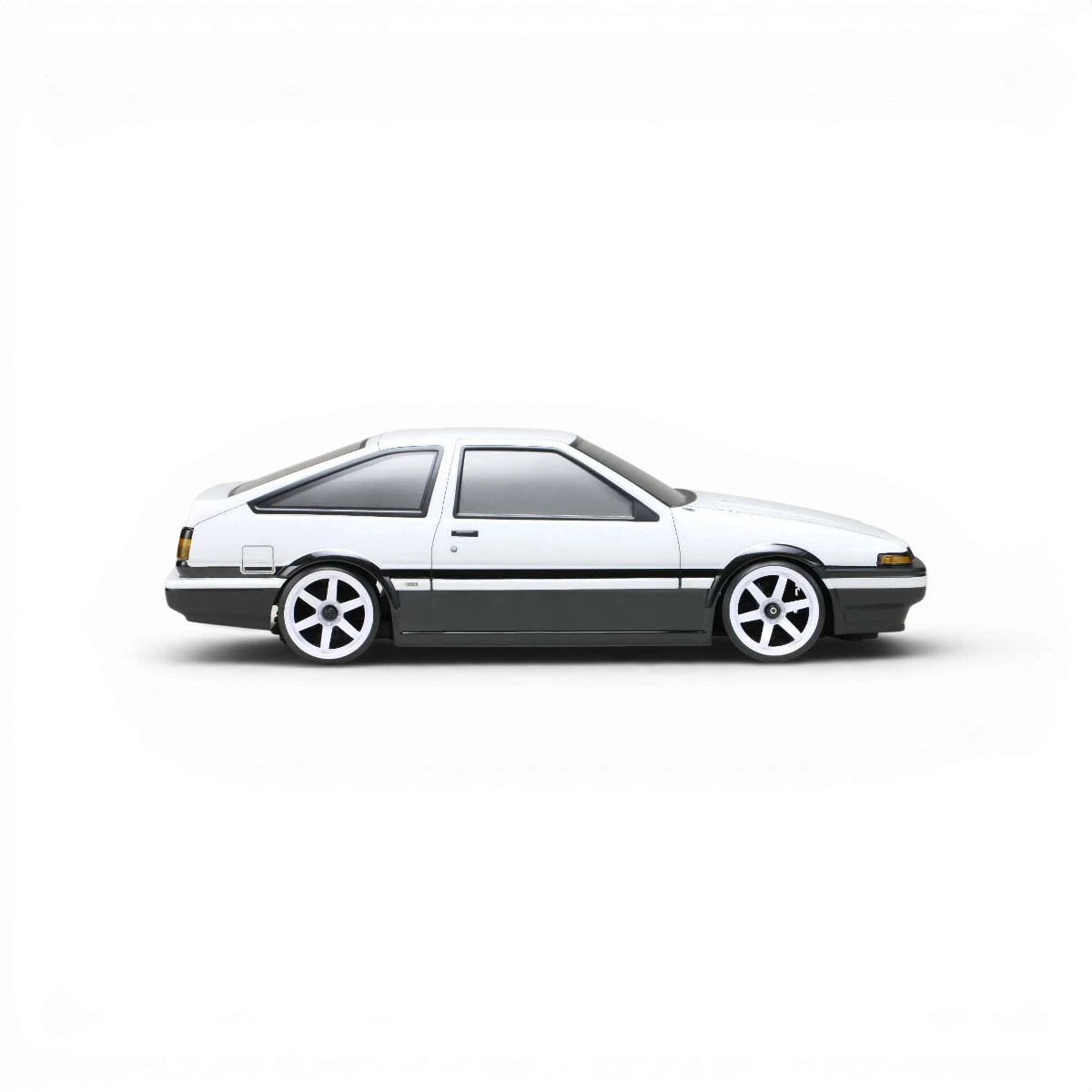 Carrosserie Toyota AE86 Trueno T3 pour voiture RC, modèle de la marque Team Yokomo, en plastique blanc avec détails noirs.