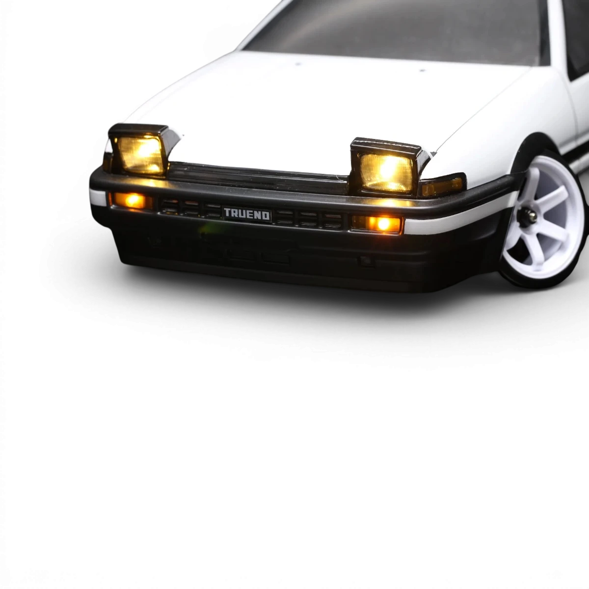 Kit LED pour Toyota AE86 Trueno 3 portes, personnalisé par Team Yokomo, avec phares et feux LED visibles.