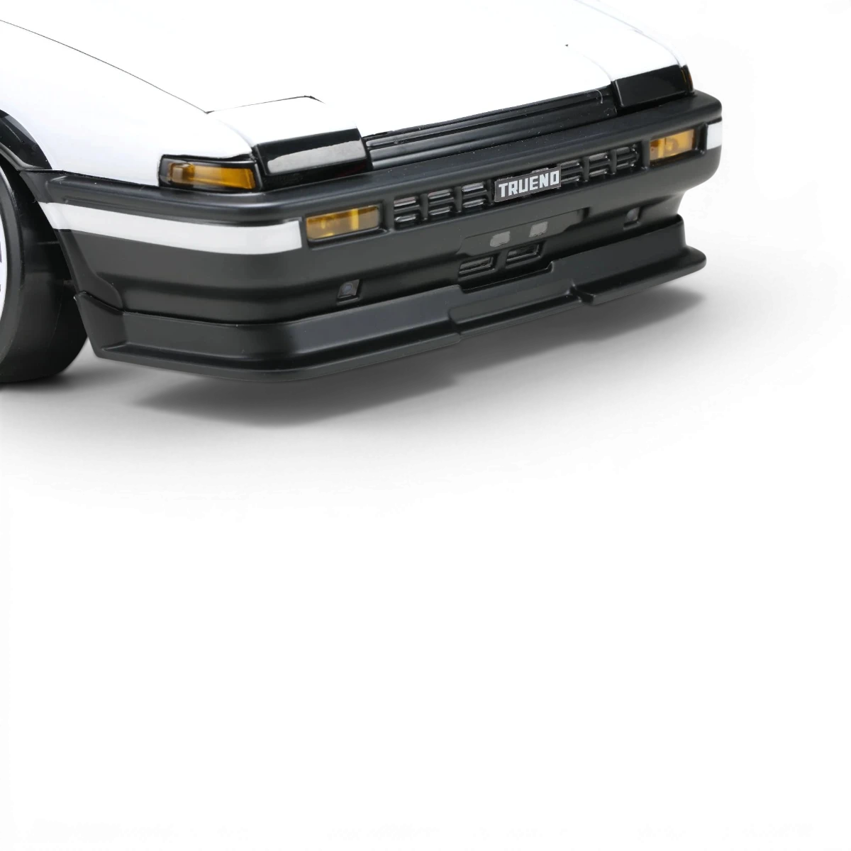 Kit de carrosserie pour Toyota Sprinter AE86 Trueno 3 portes de Team Yokomo, vue de face avec détails du corps en plastique.
