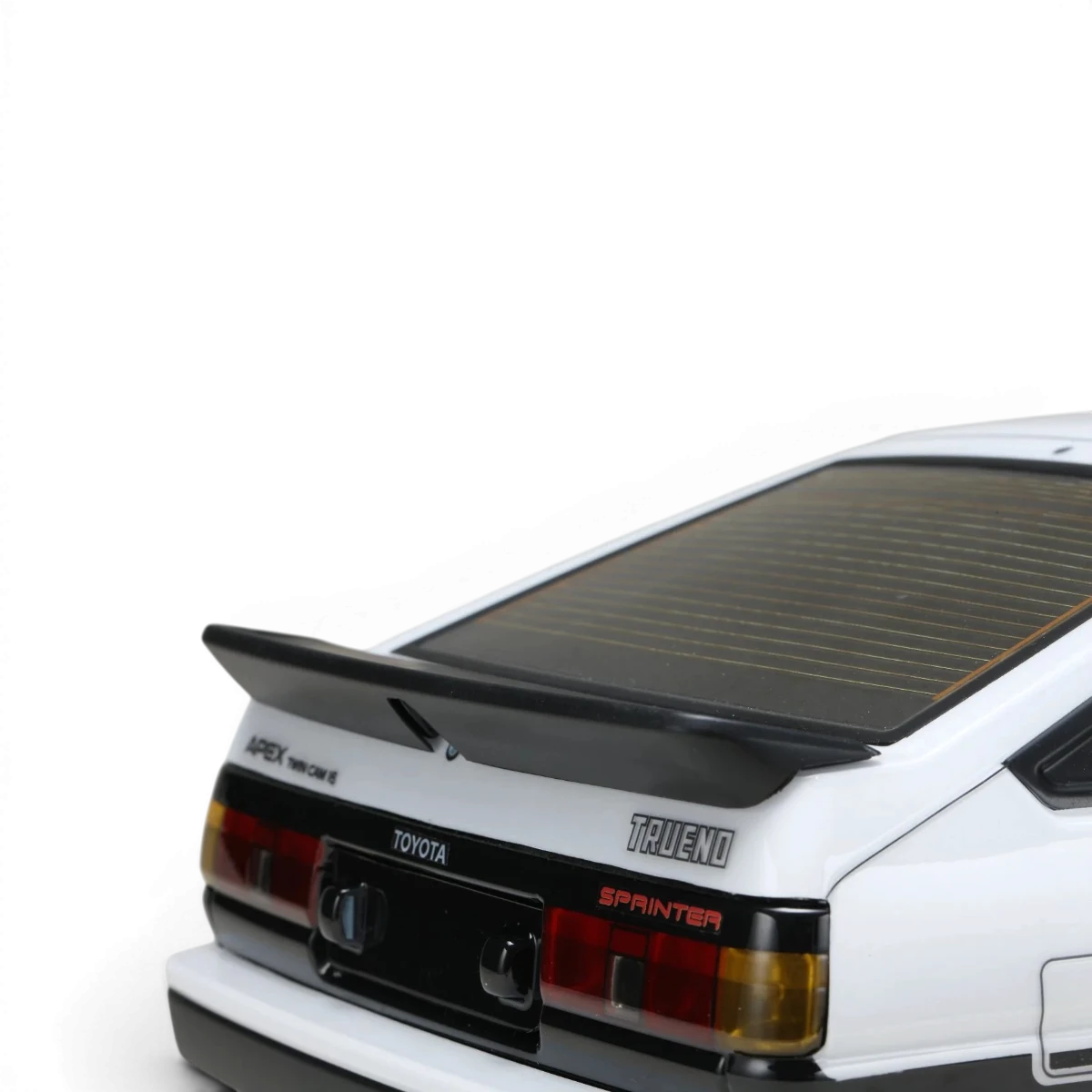 Carrosserie aéro Toyota Sprinter AE86 Trueno 3 portes de la marque Team Yokomo, vue de face avec détails du design.