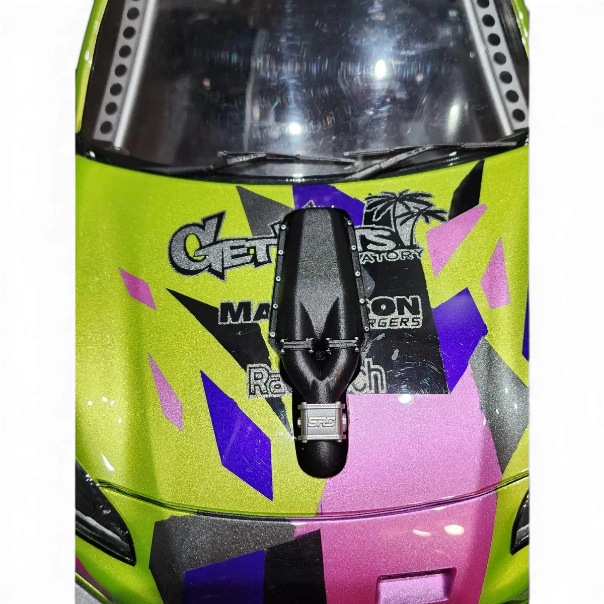 Admission V8 Src Sideways RC, customization de voiture radiocommandée avec moteur V8 et pièces de drift DriftParadiz visible.