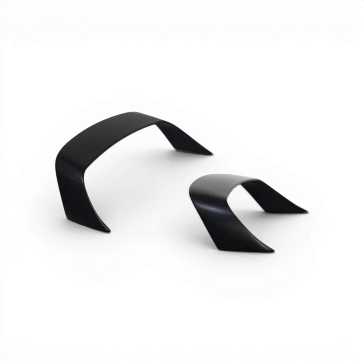 Aileron Supra A90 pour carrosserie RC de la marque Src Sideways, pièce de drift en plastique noir sur fond blanc.