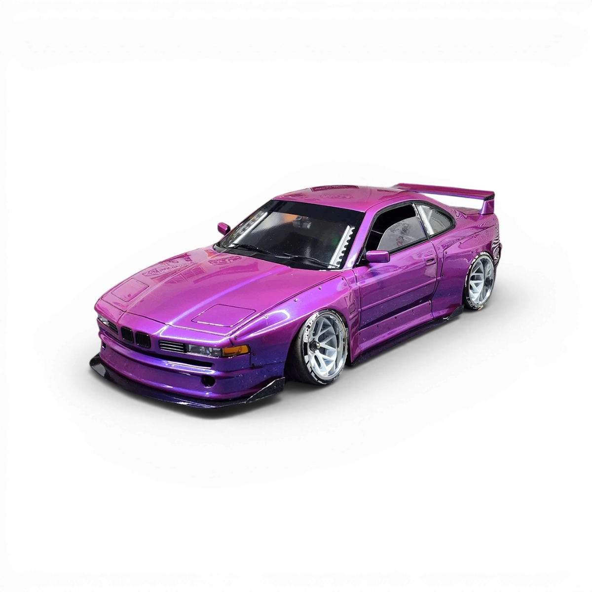 Modèle de carrosserie BMW E31 M8 de la marque Aplastics RC, vue de face avec détails de la peinture et finition.
