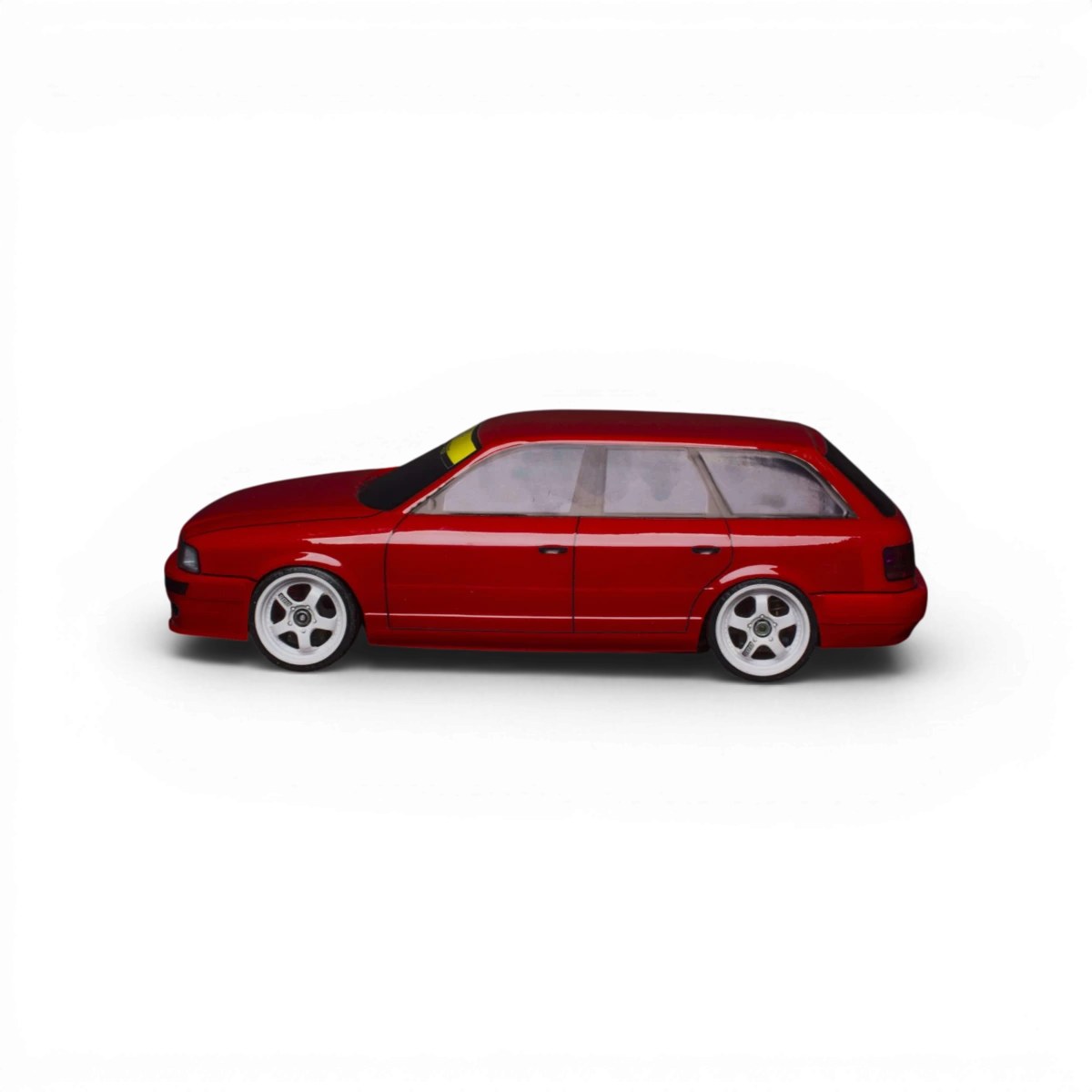 Carrosserie Audi RS2 de la marque Aplastics RC pour voiture RC, vue de face avec détails de la carrosserie.