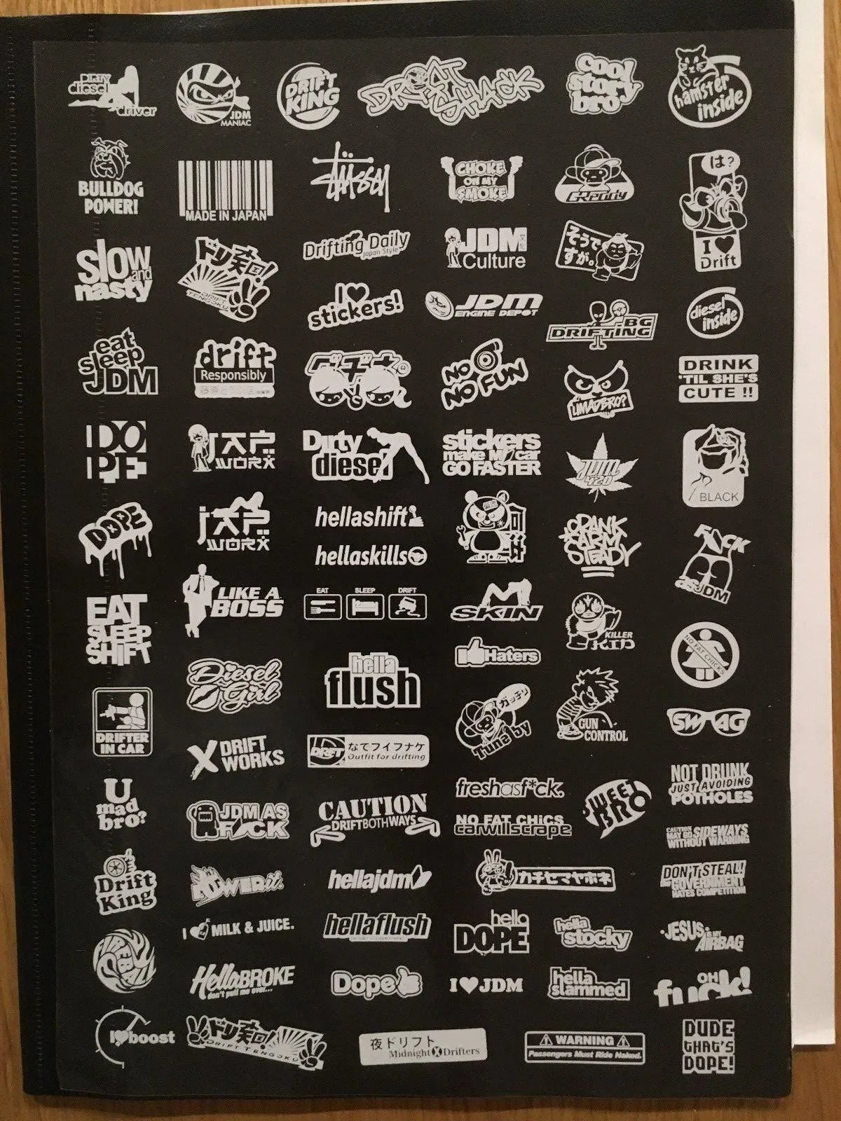 Autocollants sponsors Black Drift, lot de 32 stickers noirs pour voitures de drift, visibles avec logos et designs graphiques.