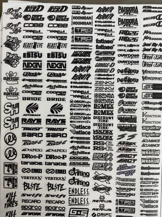 Autocollants sponsors petits de la marque Black Drift, collection Small 21, en noir, pour décoration de drift ou voiture.