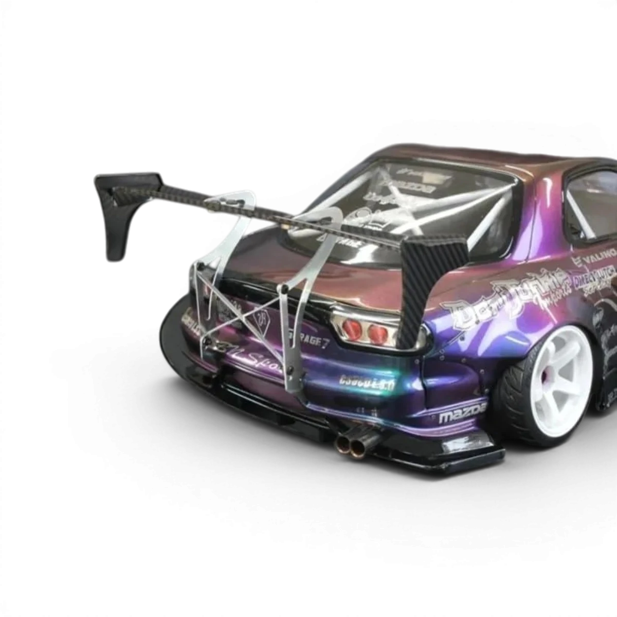 Barre en aluminium de renfort Pandora RC pour personnalisation de voitures de drift, visible en position sur un véhicule.