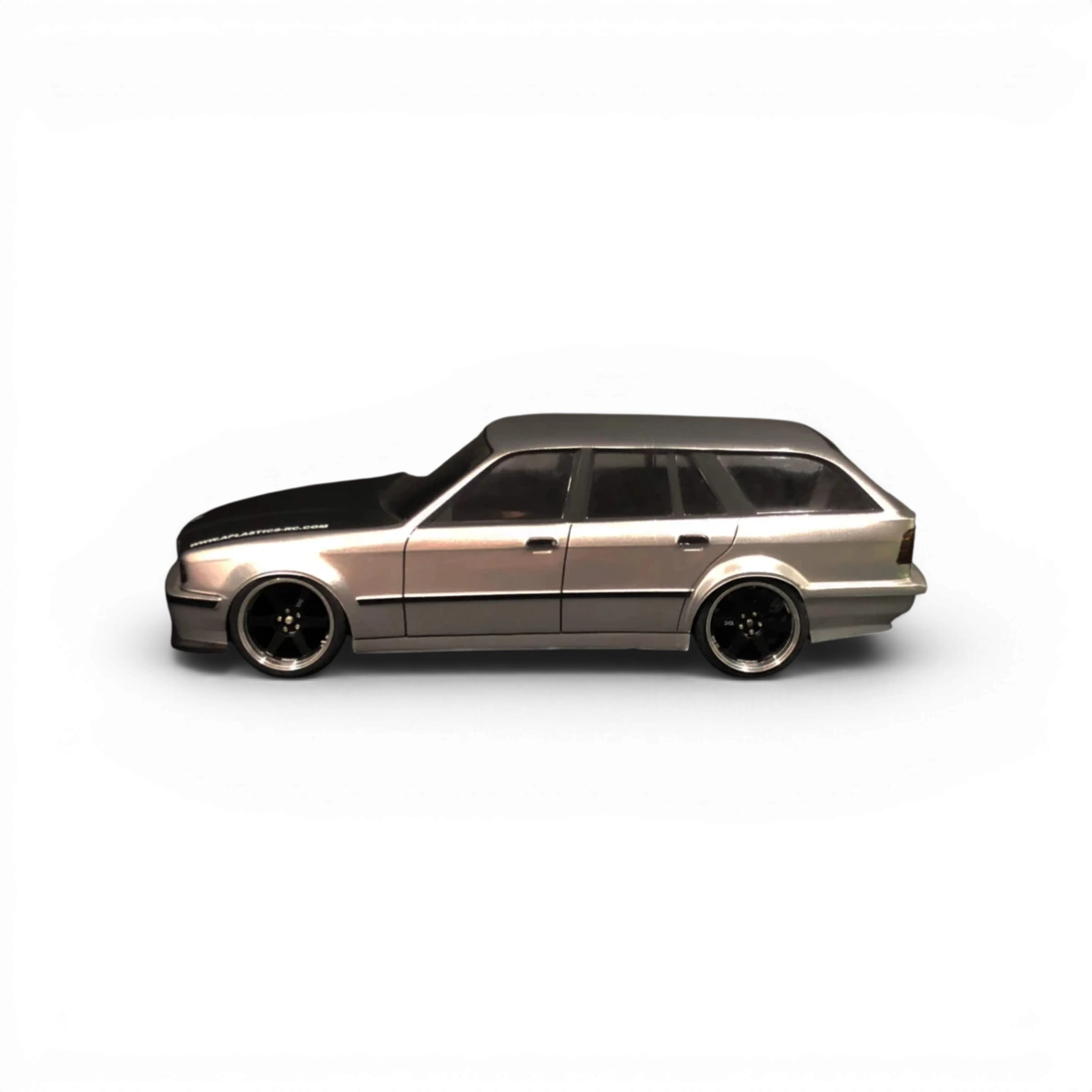 Modèle de carrosserie de voiture BMW E34 Touring Break en plastique par Aplastics RC, vue de face sur fond blanc.