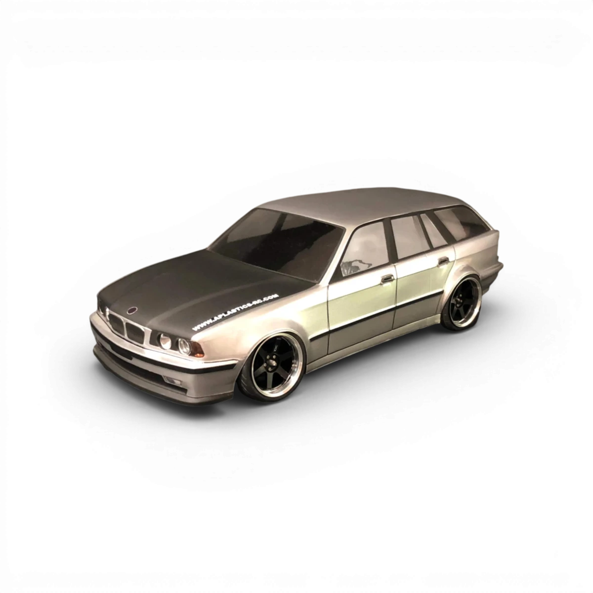 Carrosserie BMW E34 Touring (break) en plastique Aplastics RC, vue de face avec détails précis de la carrosserie.