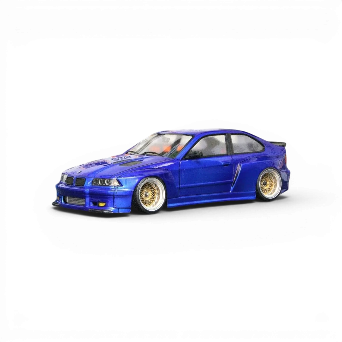 Carrosserie BMW E36 Compact avec kit large intégré par Aplastics RC, vue de face sur une voiture de modélisme.