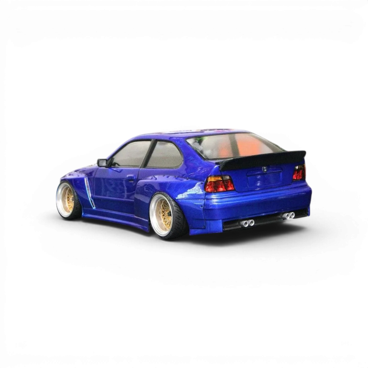 Carrosserie BMW E36 Compact avec kit large intégré, fabriquée par Aplastics RC, vue de côté avec détails du design.