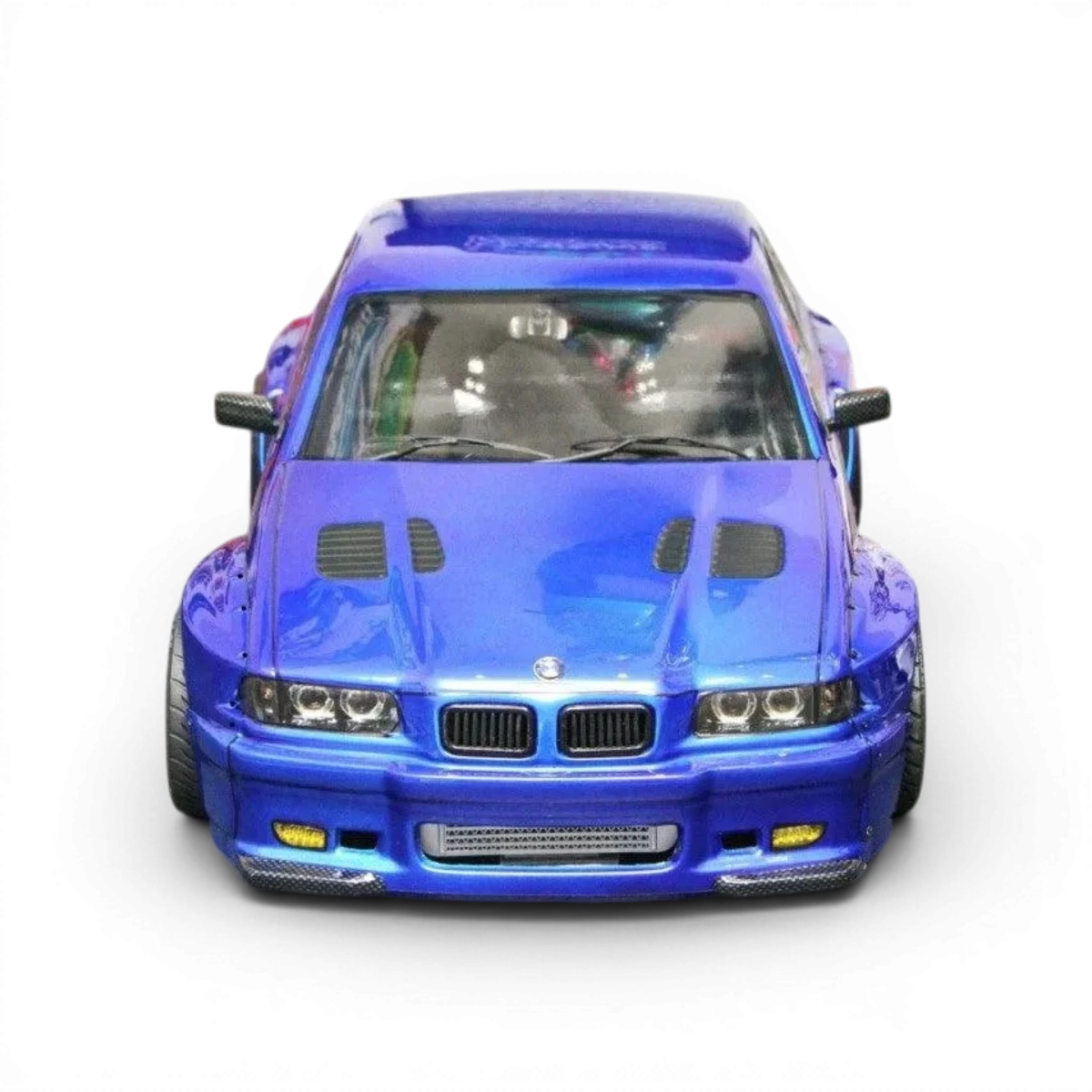 Carrosserie BMW E36 compact avec kit large intégré, fabriquée par Aplastics RC, pour voiture RC de modélisme.