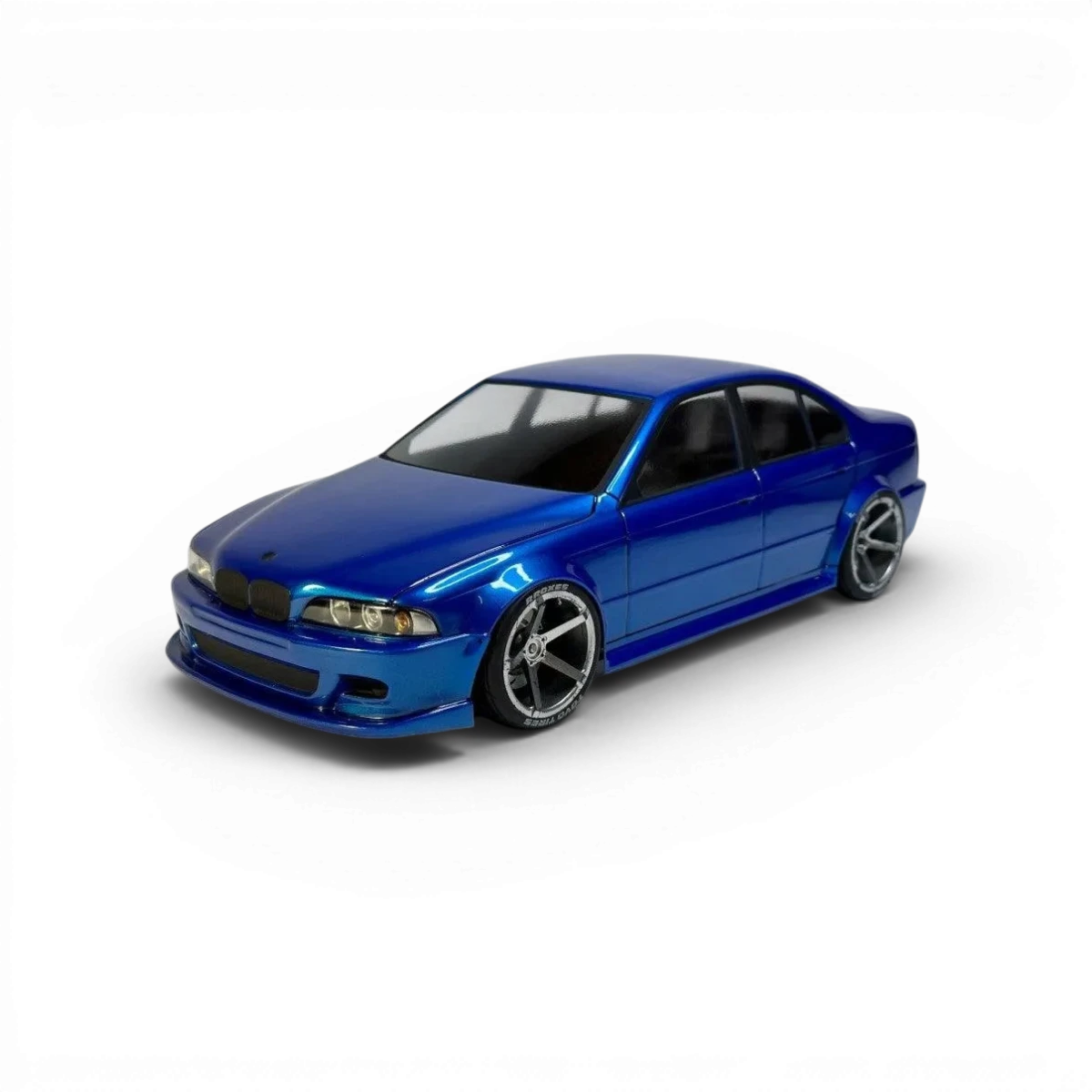 Carrosserie BMW E39 Sedan de marque Aplastics RC, vue de face avec détails de la carrosserie pour modèle de drift.