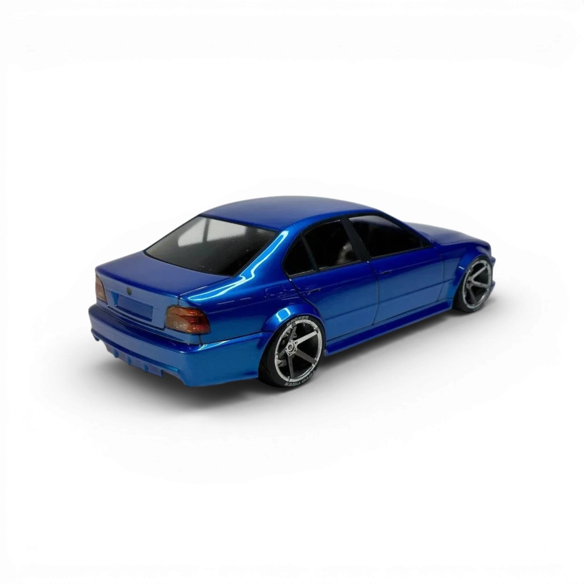 Carrosserie BMW E39 Sedan en plastique Aplastics RC, vue de face avec détails du design et finition.