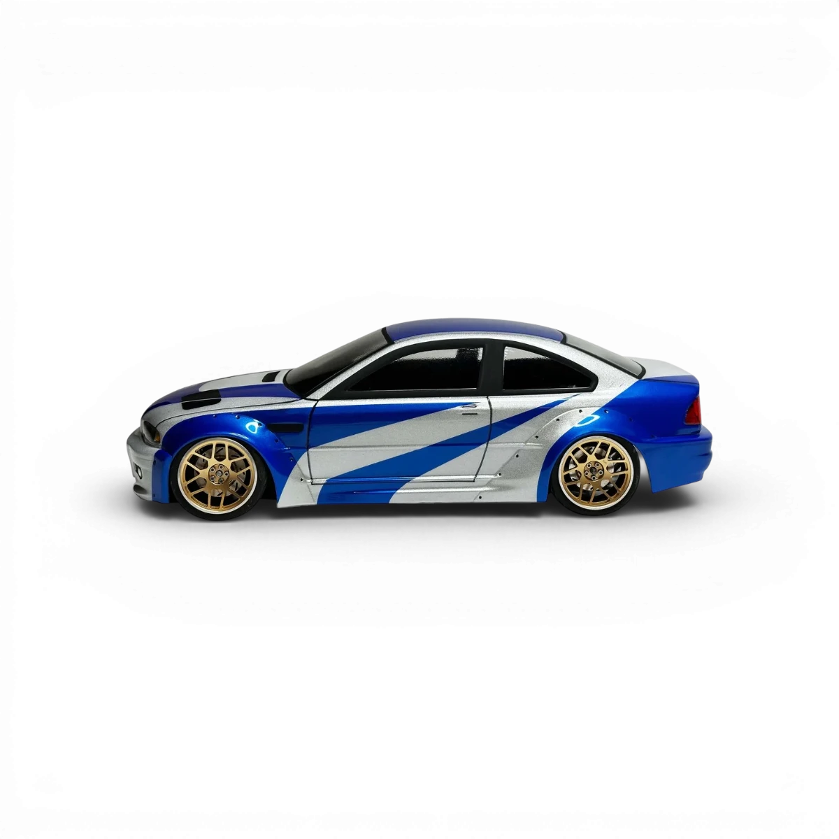 Carrosserie BMW E46 M3 en plastique pour modèle RC, fabriquée par Aplastics RC, visible avec détails réalistes et finition précise.
