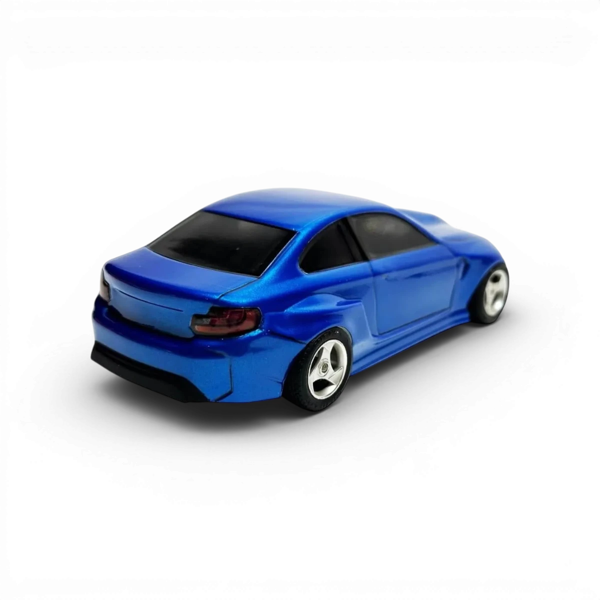 Carrosserie BMW M2 F22 à l’échelle 1/24 pour voiture RC, fabriquée par Aplastics RC, vue de face avec détails de la carrosserie.