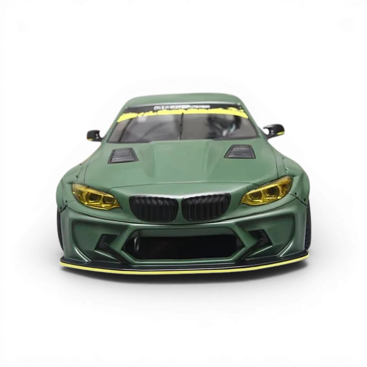 Carrosserie BMW M2 F22 pour voiture RC, modèle Aplastics RC, détails précis et finition de haute qualité.